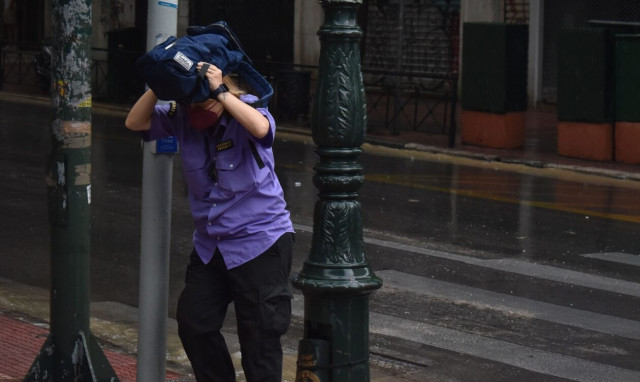 Σφοδρή καταιγίδα «χτυπάει» το μεσημέρι της Πέμπτης στη δυτική Αττική - Δείτε βίντεο