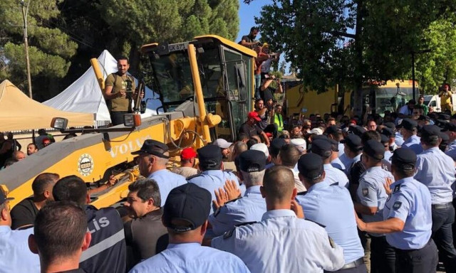 Επεισοδιακή νύχτα στα Kατεχόμενα: Μειώνονται οι «δήμοι» με απόφαση «βουλής»