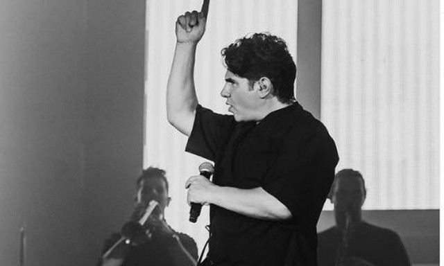 Συναυλία του Νίκου Κουρκούλη στην Καβάλα μετατράπηκε σε ρινγκ – Ο Βούλγαρος, ο χορός και οι καρέκλες