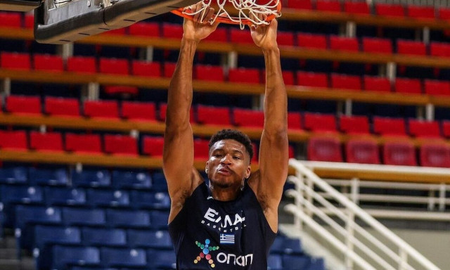 Γιάννης Αντετοκούνμπο: Έδωσε το χέρι του σε μικρό θαυμαστή και εκείνος «δεν πίστευε στα μάτια του»