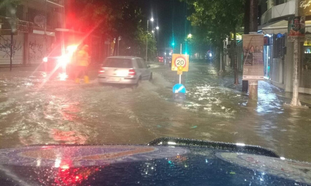 Βόλος: Μεταμεσονύχτια καταιγίδα μετέτρεψε τους δρόμους σε ποτάμια