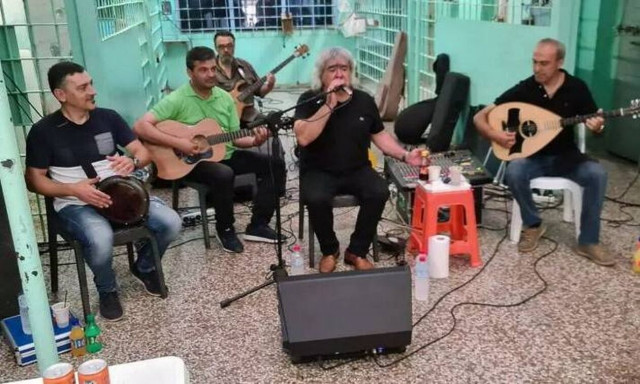 Κρήτη: O Νίκος Γωνιανάκης μπήκε στις φυλακές και τραγούδησε στους κρατούμενους