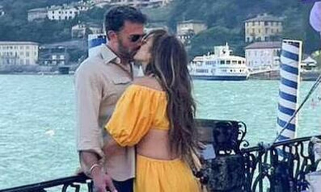 Τζένιφερ Λόπεζ – Μπεν Άφλεκ: Τα καυτά φιλιά του ζευγαριού - Ερωτευμένοι και το δείχνουν στην Ιταλία