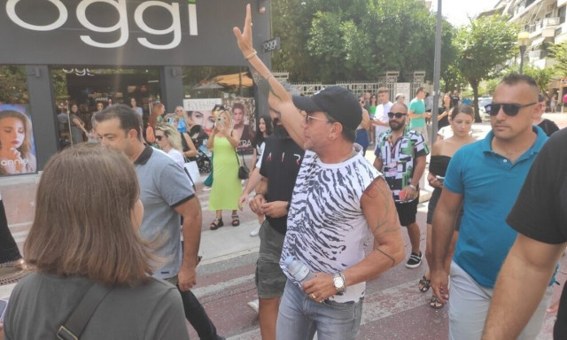 Ο Γιώργος Μαζωνάκης μαγειρεύει στην κεντρική πλατεία του Αγρινίου (vid)