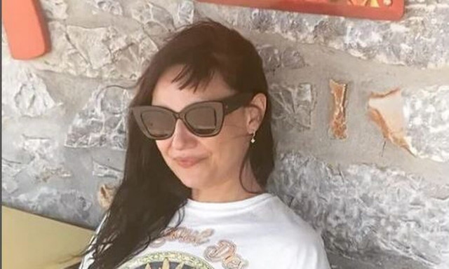 Αθηναΐς Νέγκα: Ποζάρει με σορτς και μας δείχνει τα σημάδια της λεύκης στο σώμα της