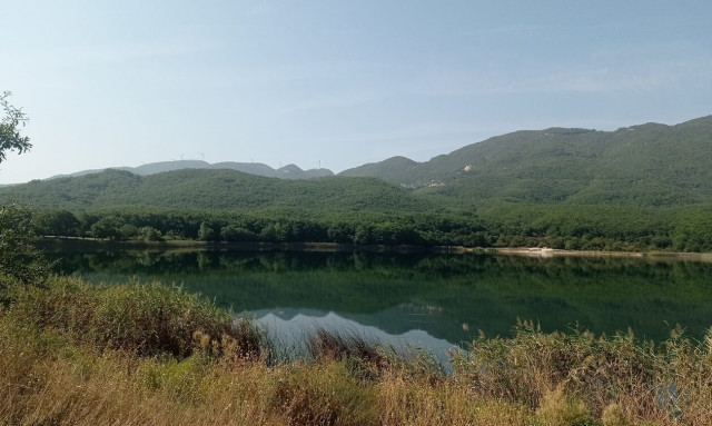 Ιωάννινα: Η «άγνωστη» λίμνη Ζαραβίνα στο Πωγώνι