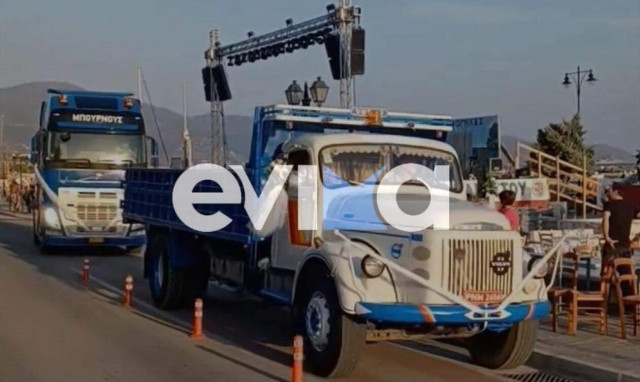 Κάρυστος: Η νύφη έφτασε με νταλίκες, κόρνες και τραγούδια στην εκκλησία