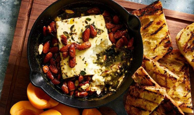 New York Times: Αποθεώνουν τη φέτα, «όλα γίνονται καλύτερα με ένα κομμάτι»