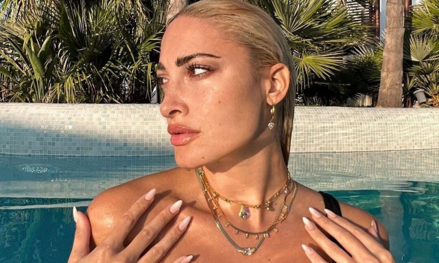 Ιωάννα Τούνη: Η πόζα με μαγιό στο σκάφος στον 5ο μήνα της εγκυμοσύνης της