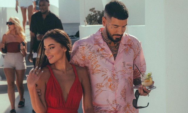 Snik: Η φωτογραφία με τη σύντροφο του και το μονόπετρο