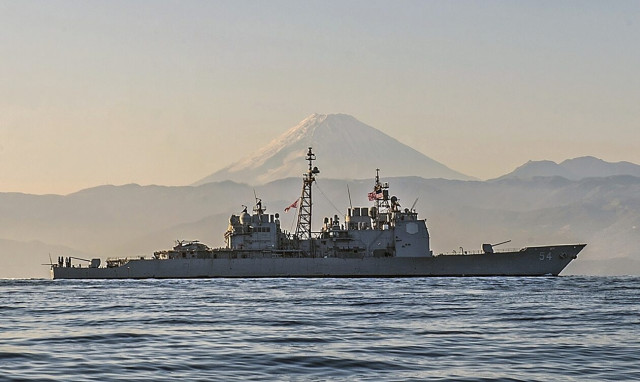 Ταϊβάν: Ο κινεζικός στρατός παρακολουθεί τα αμερικανικά πολεμικά σκάφη που διαπλέουν στο στενό