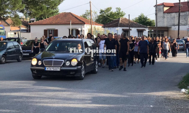 Πνιγμός 15χρονου στη Χαλκιδική: Με λευκά λουλούδια το τελευταίο αντίο από τους συμμαθητές του