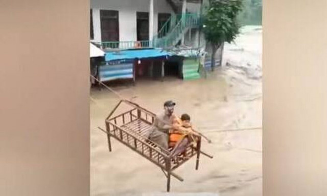 Πλημμύρες στο Πακιστάν: Η στιγμή που εθελοντές σώζουν ανθρώπους... με σκελετούς κρεβατιού