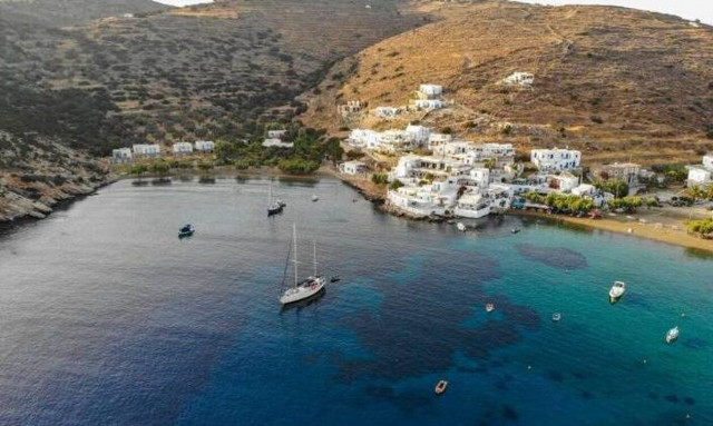 Το γραφικό λιμάνι του Φάρου στη Σίφνο με τα υπέροχα Αιγαιοπελαγίτικα χρώματα