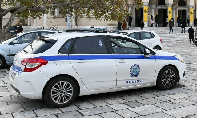 Καταδρομική επίθεση στην πλατεία Εξαρχείων – Επεισοδιακές συλλήψεις