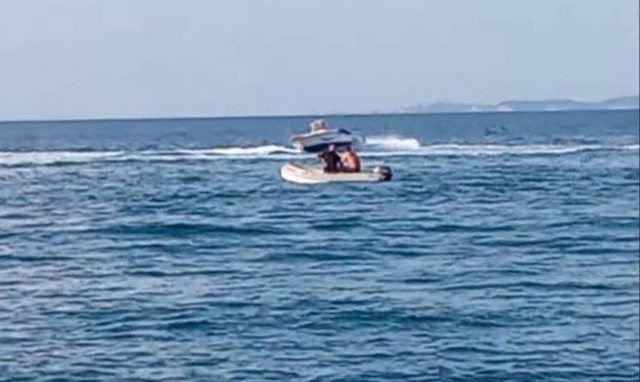 Παραλίγο τραγωδία στον Αμβρακικό: Ακυβέρνητο σκάφος κυνηγούσε… τον χειριστή του (video)