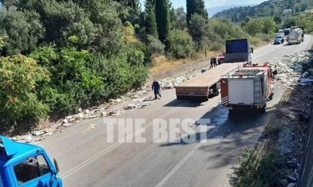 Πατρών - Πύργου: Έκλεισε η εθνική από... ξίδια που έπεσαν από νταλίκα