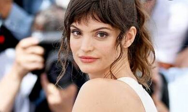 Τσάρλμπι Ντιν: Πέθανε η 32χρονη ηθοποιός - Γνωστή για τον ρόλο της στη σειρά «Triangle of Sadness»