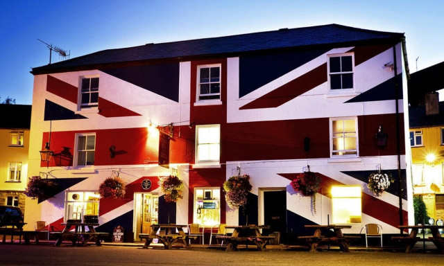 Παμπ στα χρώματα της βρετανικής σημαίας