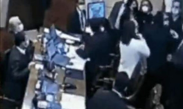 Χιλή: Άγρια συμπλοκή στη Βουλή λίγο πριν απο το κρίσιμο δημοψήφισμα - Γροθιές, κλωτσιές και ένταση