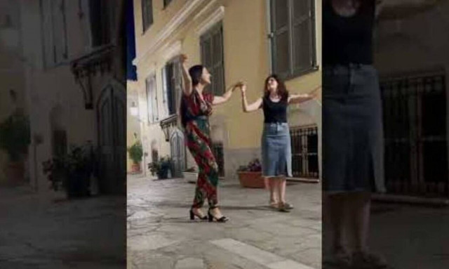 Κρήτη: Δυο υπέροχες Κρητικοπούλες βγάζουν τα μεράκια τους στα στενά της Πλάκας