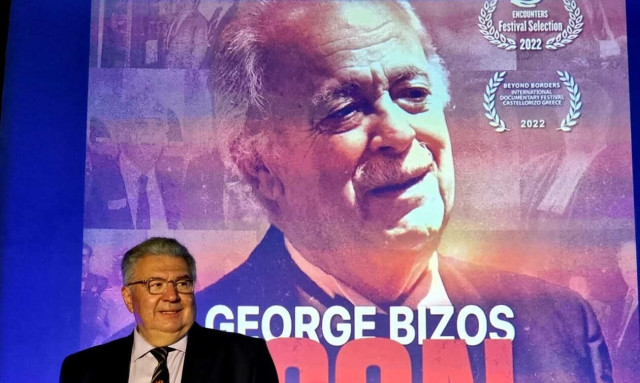 Ο Γιάννης Χρυσουλάκης απονέμει το Ειδικό Βραβείο Απόδημου Δημιουργού «Οδυσσέας»