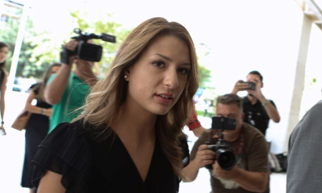 Στον Άρειο Πάγο η Γεωργία Μπίκα - Την υποδέχτηκαν με πανό και συνθήματα δεκάδες άτομα