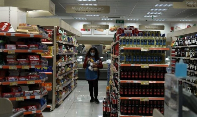 Ακρίβεια: Μειώνουν τις δαπάνες τους τα νοικοκυριά