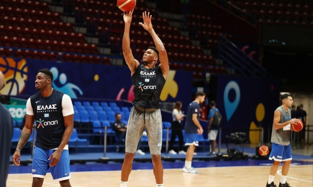 Γιάννης Αντετοκούνμπο: «Τρόλαρε» τον Λαρεντζάκη, μεταφράζοντας τα αγγλικά του σε… αγγλικά