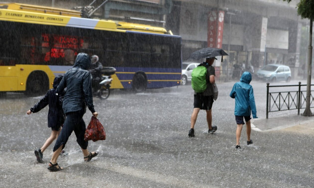 Καιρός τώρα: Ισχυρές βροχοπτώσεις στα βόρεια προάστια