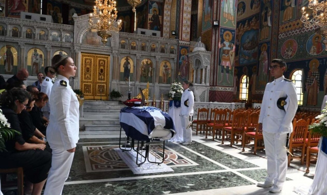 Λάρισα: Οι συγκινητικοί επικήδειοι Αρχηγού και Διοικητή στο τελευταίο «αντίο» της 19χρονης δοκίμου