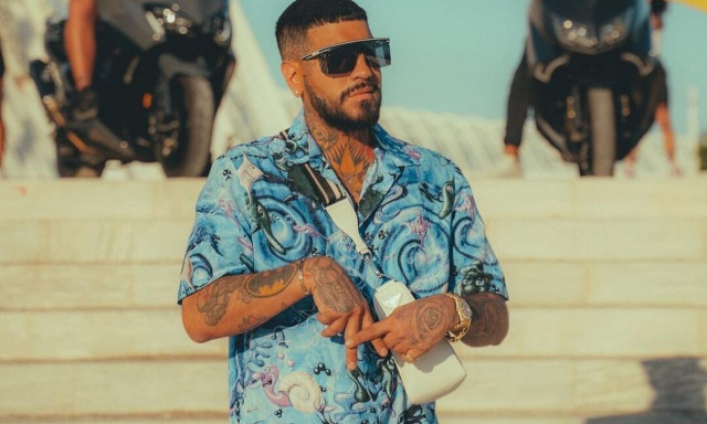 Snik: Νέο βίντεο από τον καβγά στην Κατερίνη - Τρέχει να κρυφτεί πίσω από τον κόσμο ο τράπερ