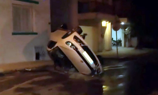 Θεσσαλονίκη: Ανατροπή αυτοκινήτου σε πολυσύχναστο δρόμο - Τραυματίστηκε ο οδηγός