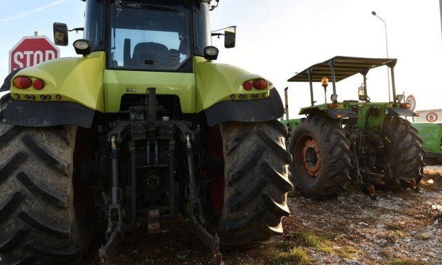 Παραλίγο τραγωδία στη Φθιώτιδα: Πρόλαβε να πηδήξει από το τρακτέρ λίγο πριν καταλήξει στον γκρεμό