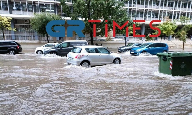 Άνοιξαν οι ουρανοί στη Θεσσαλονίκη: Ποτάμια οι δρόμοι σε λίγα λεπτά - Ξεβούλωναν φρεάτια με τα χέρια