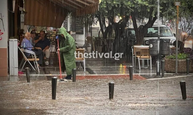 «Πνίγηκε» η Θεσσαλονίκη: Δρόμοι «ποτάμια», φωτιά σε σπίτι από κεραυνό και πτώσεις δέντρων