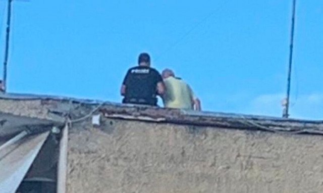 Κατερίνη: Ηλικιωμένος απειλούσε να πηδήξει από ταράτσα