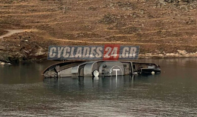 Κύθνος: Βίντεο από την στιγμή που βυθίζεται η θαλαμηγός «007 James Bond»