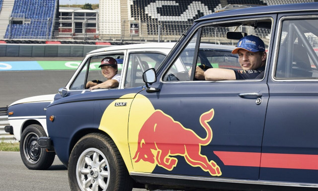 Aπίστευτη κόντρα Verstappen-Tsunoda με την… όπισθεν (vid)