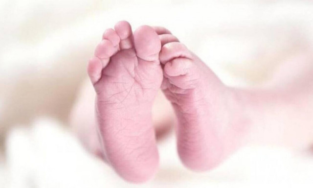 Κρήτη: Άφησε το μωρό στο αυτοκίνητο και πήγε για μπάνιο - Πώς σώθηκε το παιδί