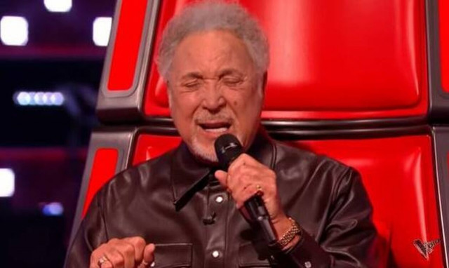 Τομ Τζόουνς: «Ράγισε καρδιές» στο βρετανικό Voice – Τραγούδησε για την εκλιπούσα σύζυγό του