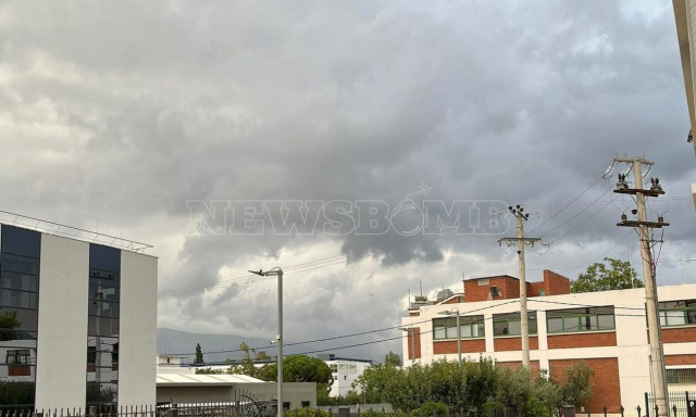 Καιρός τώρα: «Μαύρισε» ο ουρανός στην Αττική - Προσοχή στις καταιγίδες