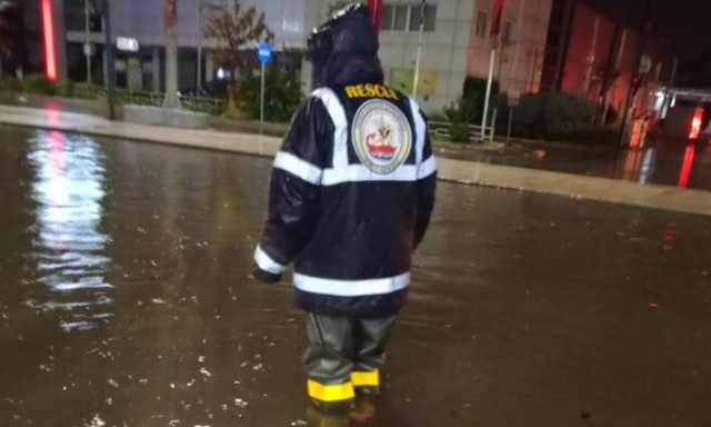 Κακοκαιρία - Βόλος: Σε ποτάμια μετατράπηκαν οι δρόμοι από τη βροχόπτωση - Πολλά τα προβλήματα