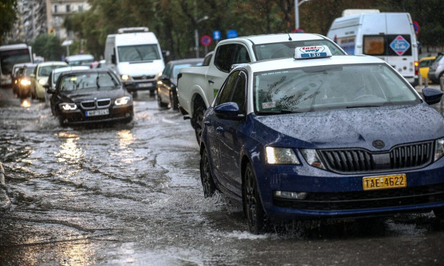 Θεσσαλονίκη: «Σάρωσε» η κακοκαιρία - 560 κλήσεις δέχθηκε η Πυροσβεστική - Εκτός ελέγχου η κατάσταση
