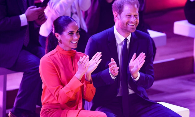 Μέγκαν Μαρκλ: Η… ηγετική εμφάνιση στα κόκκινα - Καταχειροκροτήθηκε από 2.000 άτομα