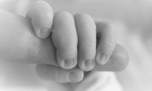 Νίκαια: Είχαν κρίνει τη νοσηλεύτρια «ανεπαρκή» – Τι λέει η μητέρα που έχασε το παιδί της