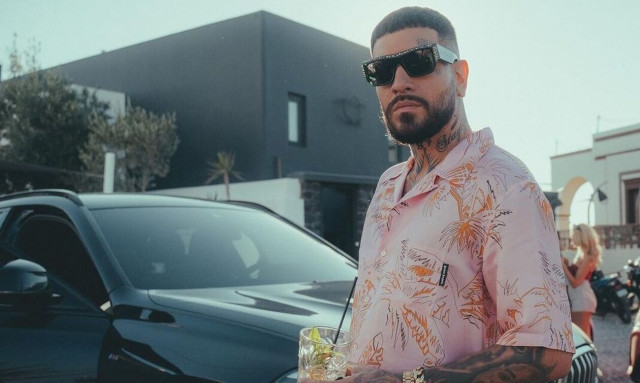 Snik: Ζητάει λεφτά για να δώσει συνέντευξη στα κανάλια – Η στιγμή που δίνει 100 ευρώ σε περαστικό