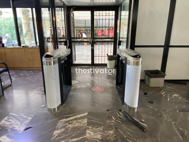 Διαμαρτυρία στο ΑΠΘ: Έσπασαν τα τουρνικέ στο κτήριο διοίκησης