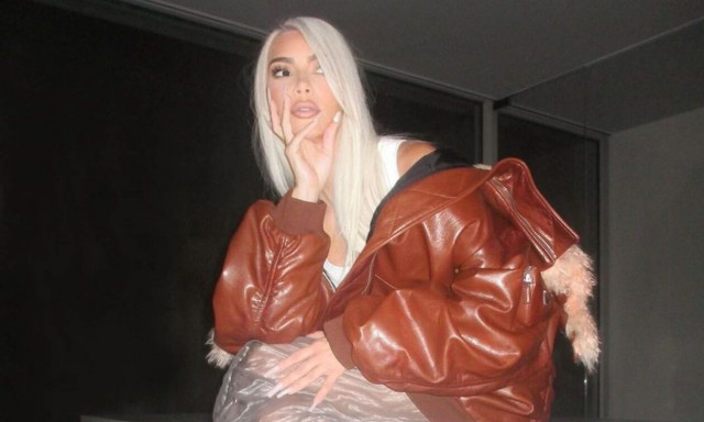 Κιμ Καρντάσιαν: Ποζάρει με γυμνά οπίσθια σε εξώφυλλο περιοδικού (photos)