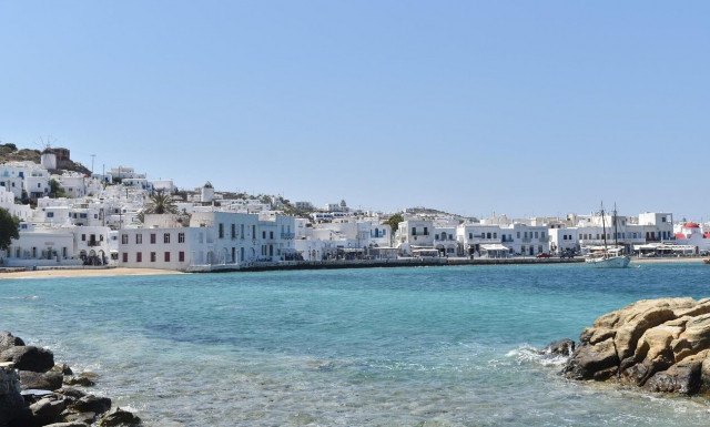 Νέα... μόδα στη Μύκονο με το μαγιό που μοιάζει με εσώρουχο (video)